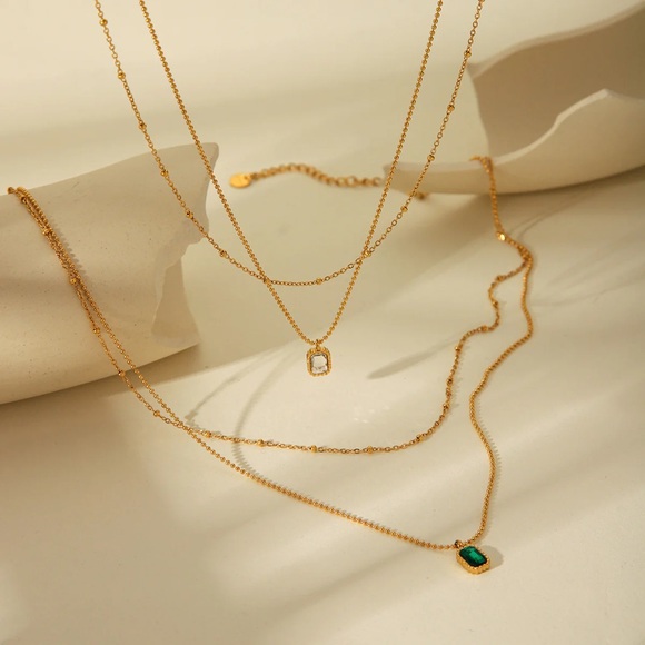 Elegant Gold Layered Necklace with Green Pendant - Picture 1 of 2